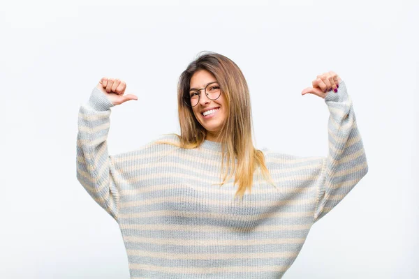 Giovane Bella Donna Sentirsi Orgoglioso Arrogante Fiducioso Cercando Soddisfatto Successo — Foto Stock