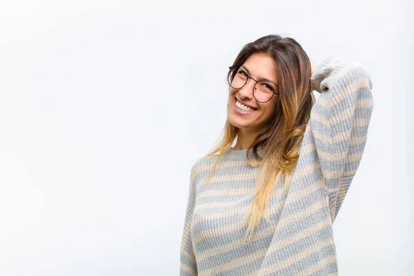 Joven Bonita Mujer Sonriendo Alegre Casualmente Tomando Mano Cabeza Con — Foto de Stock