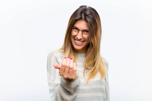 Jovem Bonita Mulher Sentindo Feliz Bem Sucedido Confiante Enfrentando Desafio — Fotografia de Stock