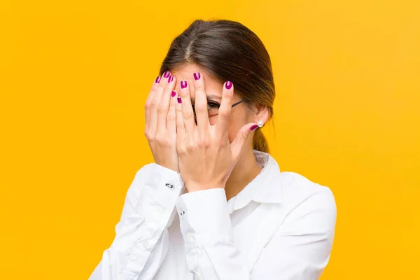 Jong Zakenvrouw Bedekken Gezicht Met Handen Gluren Tussen Vingers Met — Stockfoto