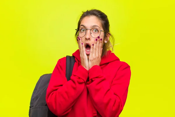 Junge Hübsche Studentin Schockiert Und Verängstigt Mit Offenem Mund Und — Stockfoto