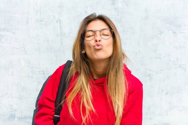 Jovem Estudante Bonita Pressionando Lábios Junto Com Bonito Divertido Feliz — Fotografia de Stock