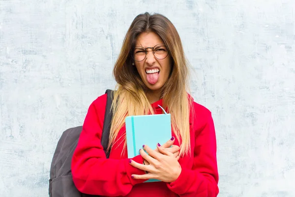 Joven Bonita Estudiante Sintiéndose Disgustada Irritada Sacando Lengua Detestando Algo —  Fotos de Stock