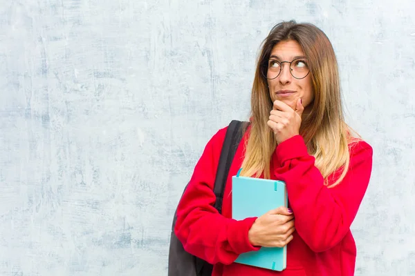 Młody Ładny Student Uczucie Przemyślane Zastanawiasz Się Lub Wyobrażając Sobie — Zdjęcie stockowe