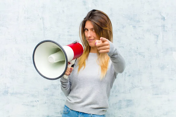 Jong Mooi Vrouw Met Een Megafoon Tegen Grunge Muur — Stockfoto