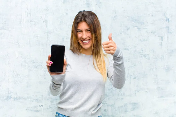 Joven Bonita Mujer Con Teléfono Inteligente Contra Pared Grunge — Foto de Stock