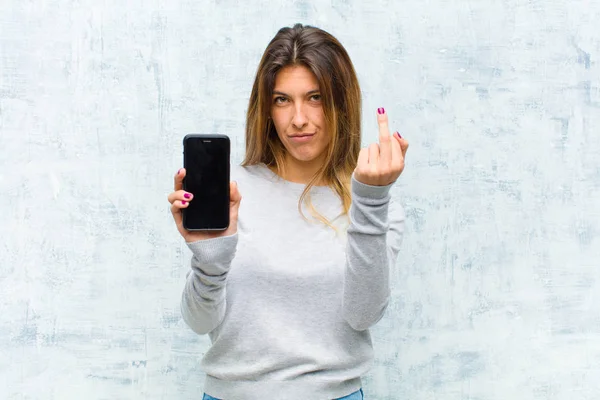 Joven Bonita Mujer Con Teléfono Inteligente Contra Pared Grunge — Foto de Stock