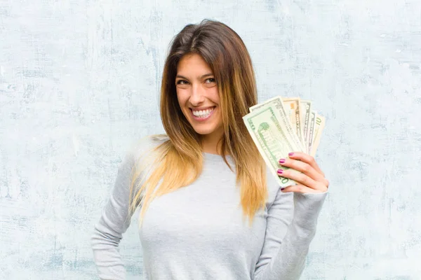 Mujer Bonita Joven Con Billetes Contra Pared Grunge — Foto de Stock