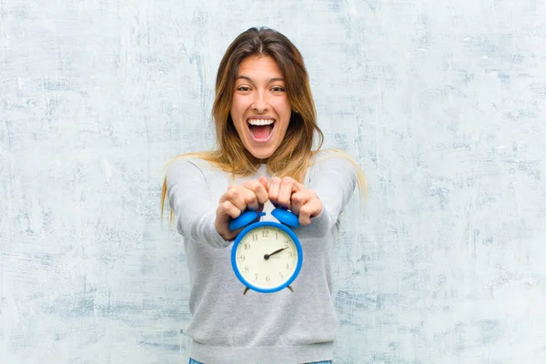 Junge Hübsche Frau Mit Wecker Gegen Grunge Wand — Stockfoto