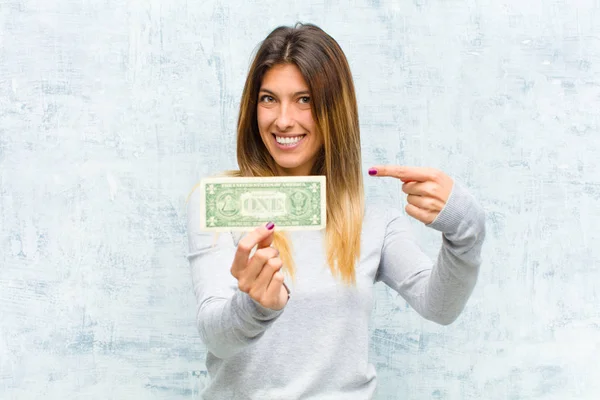 Fiatal Csinos Bankjegyekkel Ellen Grunge Fal — Stock Fotó