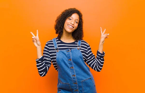 Jonge Mooie Zwarte Vrouw Glimlachend Zoek Gelukkig Vriendelijk Tevreden Gebaren — Stockfoto