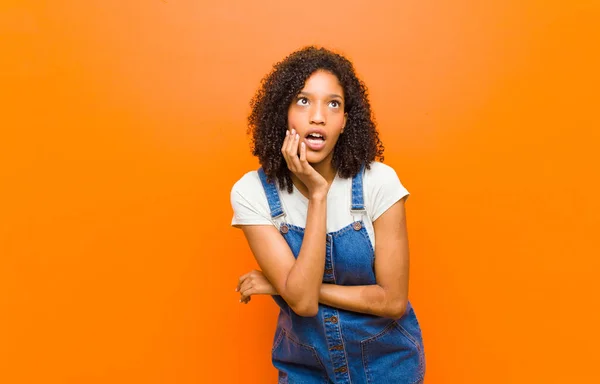 Jonge Mooie Zwarte Vrouw Open Mond Shock Ongeloof Met Hand — Stockfoto