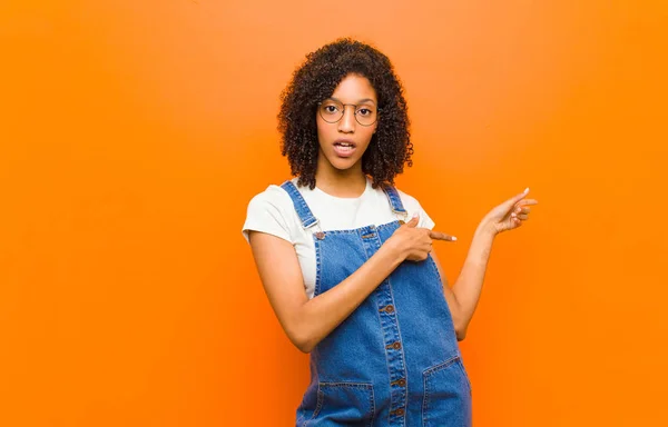 Young Pretty Black Woman Feeling Shocked Surprised Pointing Copy Space — Stockfoto