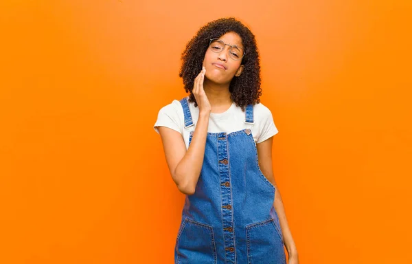 Jovem Bonita Mulher Negra Segurando Bochecha Sofrendo Dor Dente Dolorosa — Fotografia de Stock