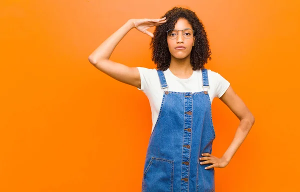 Jovem Bonita Mulher Negra Cumprimentando Câmera Com Uma Saudação Militar — Fotografia de Stock