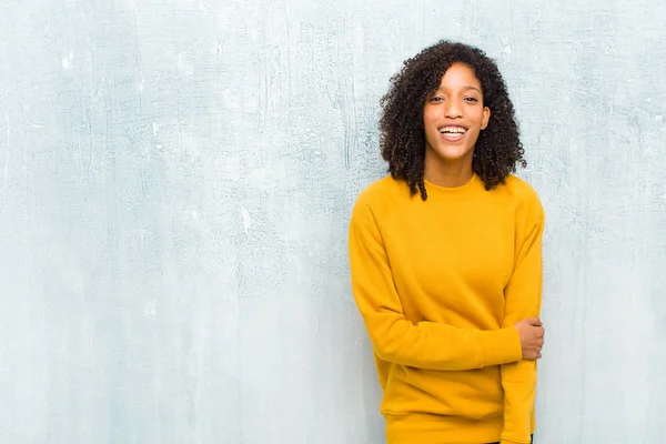 Joven Bonita Mujer Negra Riendo Tímida Alegremente Con Una Actitud — Foto de Stock