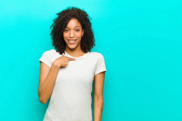 Jonge Zwarte Vrouw Zoek Gelukkig Trots Verrast Vrolijk Wijzend Naar — Stockfoto