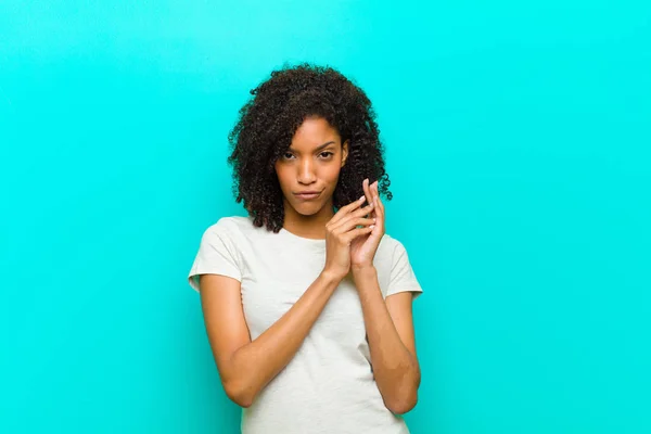 Joven Mujer Negra Sintiéndose Orgullosa Traviesa Arrogante Mientras Tramando Plan —  Fotos de Stock