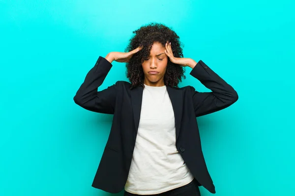 Jovem Mulher Negra Olhando Estressado Frustrado Trabalhando Sob Pressão Com — Fotografia de Stock