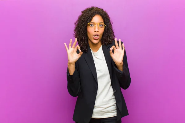 Joven Negro Mujer Negocios Sentirse Sorprendido Sorprendido Sorprendido Mostrando Aprobación — Foto de Stock