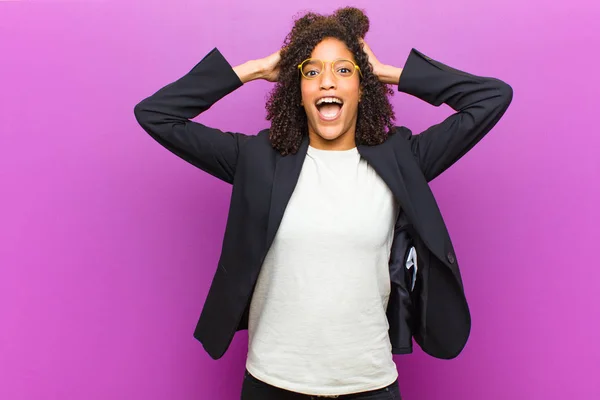 Joven Mujer Negocios Negro Levantando Las Manos Cabeza Con Boca — Foto de Stock