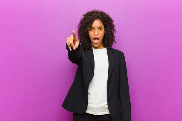 Junge Schwarze Geschäftsfrau Ist Schockiert Und Überrascht Zeigt Mit Staunendem — Stockfoto