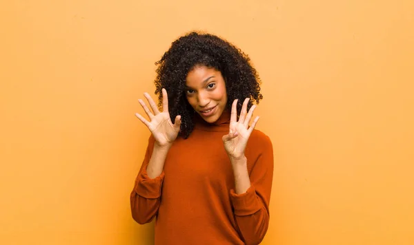 Jonge Mooie Zwarte Vrouw Glimlachen Kijken Vriendelijk Tonen Nummer Negen — Stockfoto