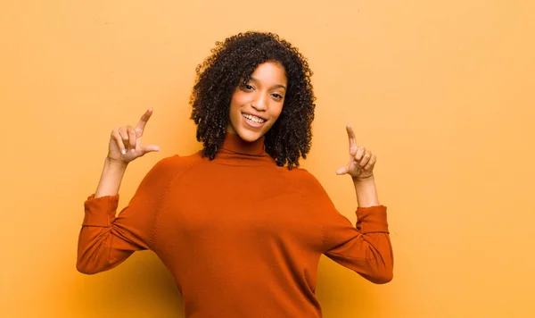 Jovem Bonita Mulher Negra Enquadrando Delinear Próprio Sorriso Com Duas — Fotografia de Stock