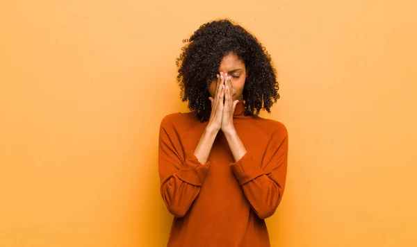 Jovem Bonita Mulher Negra Sentindo Preocupado Esperançoso Religioso Orando Fielmente — Fotografia de Stock