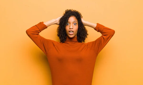 Joven Bonita Mujer Negra Mirando Emocionada Sorprendida Con Boca Abierta — Foto de Stock