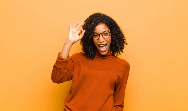 Jovem Mulher Negra Bonita Sentindo Bem Sucedido Satisfeito Sorrindo Com — Fotografia de Stock