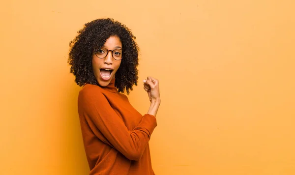 Jonge Mooie Zwarte Vrouw Voelt Zich Gelukkig Positief Succesvol Gemotiveerd — Stockfoto