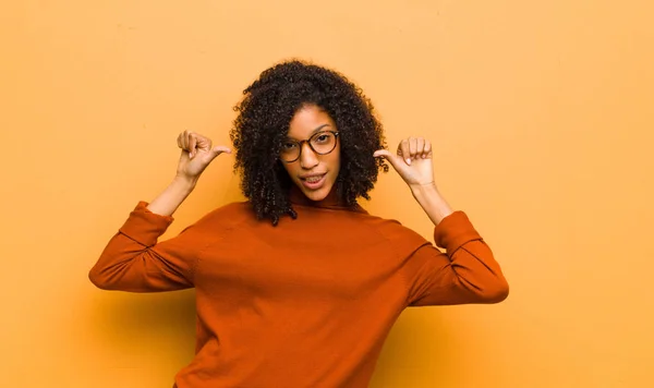 Jovem Bonita Mulher Negra Sentindo Orgulhoso Arrogante Confiante Olhando Satisfeito — Fotografia de Stock