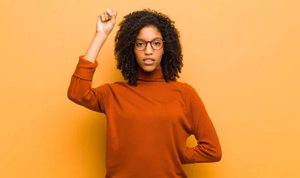 Junge Hübsche Schwarze Frau Fühlt Sich Ernst Stark Und Rebellisch — Stockfoto