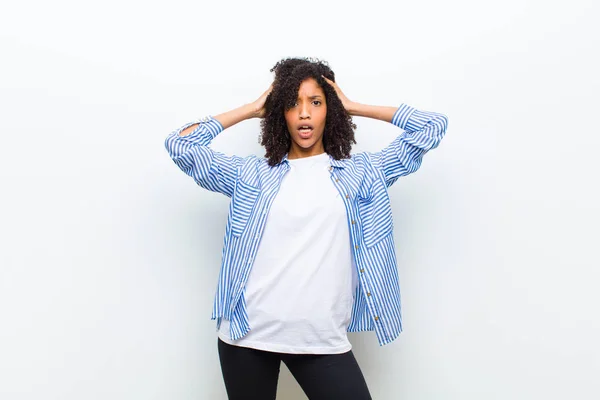 Young Cool African American Woman Looking Excited Surprised Open Mouthed — Stockfoto