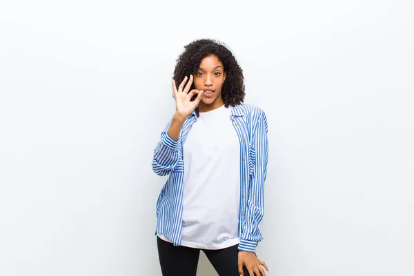 Joven Fresco Africano Americano Mujer Sintiéndose Exitosa Satisfecha Sonriendo Con —  Fotos de Stock