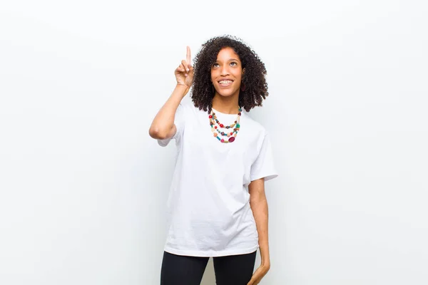 Young Cool African American Woman Smiling Cheerfully Happily Pointing Upwards — ストック写真