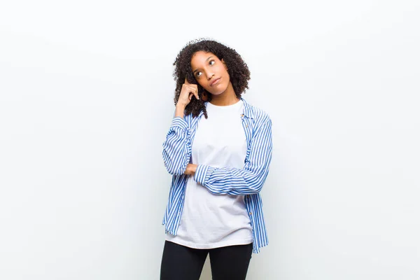 Junge Coole Afrikanisch Amerikanische Frau Mit Konzentriertem Blick Fragend Mit — Stockfoto