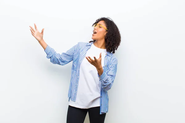 Joven Mujer Afroamericana Cool Realizando Ópera Cantando Concierto Espectáculo Sintiéndose —  Fotos de Stock