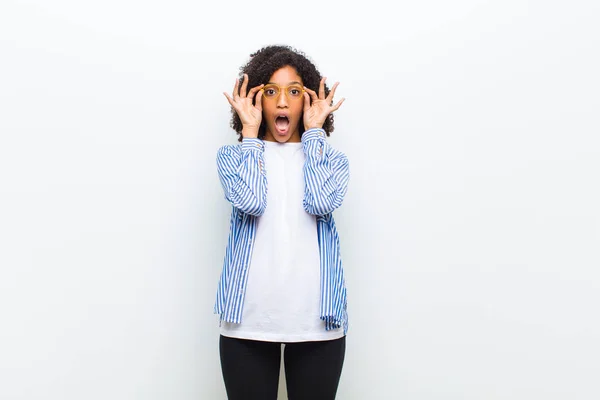 Jong Cool Afrikaanse Amerikaanse Vrouw Gevoel Geschokt Verbaasd Verrast Met — Stockfoto