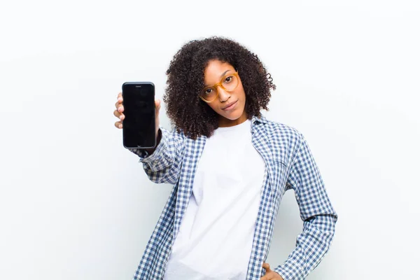 Jovem Bonita Mulher Negra Com Telefone Inteligente Contra Parede Branca — Fotografia de Stock