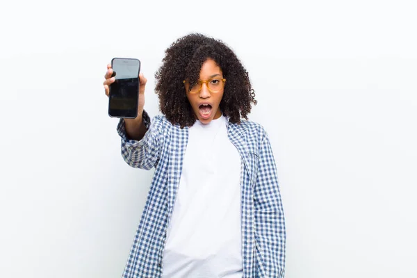 Jovem Bonita Mulher Negra Com Telefone Inteligente Contra Parede Branca — Fotografia de Stock