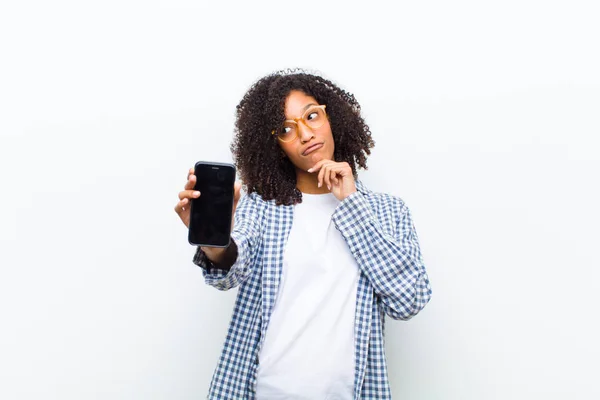 Jovem Bonita Mulher Negra Com Telefone Inteligente Contra Parede Branca — Fotografia de Stock