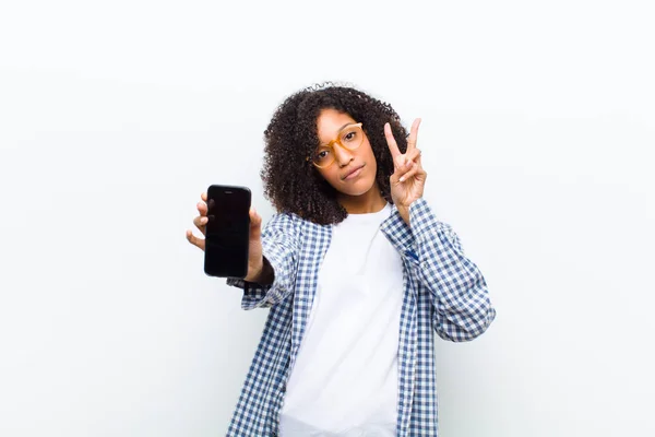 Jovem Bonita Mulher Negra Com Telefone Inteligente Contra Parede Branca — Fotografia de Stock