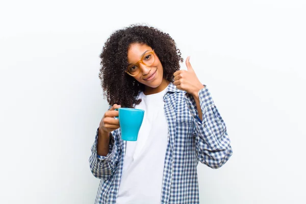 Jong Mooi Zwart Vrouw Met Een Koffie Tegen Witte Muur — Stockfoto