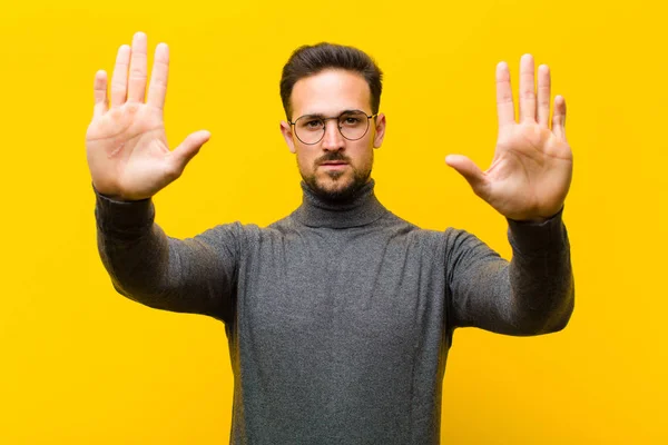 Jonge Knappe Man Zoek Serieus Ongelukkig Boos Ontevreden Verbieden Toegang — Stockfoto