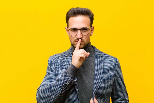 Jonge Knappe Man Kijken Serieus Kruis Met Vinger Gedrukt Lippen — Stockfoto