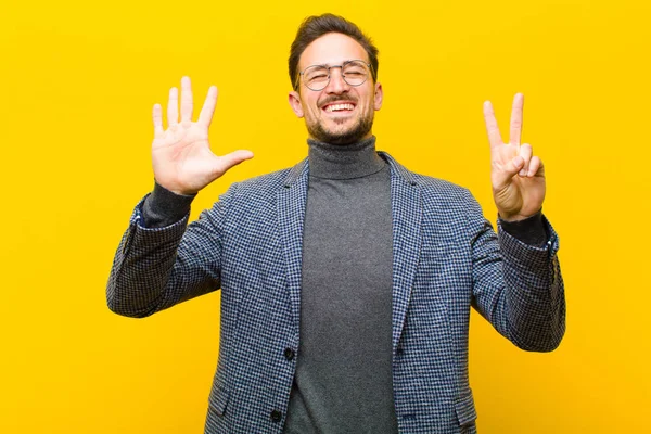 Junger Gutaussehender Mann Lächelt Und Sieht Freundlich Aus Zeigt Nummer — Stockfoto