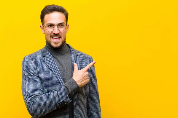 Jonge Knappe Man Kijkt Opgewonden Verrast Wijzen Naar Zijkant Omhoog — Stockfoto