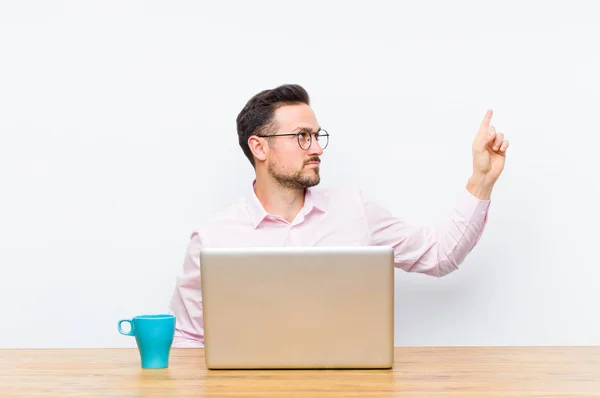 Jonge Knappe Zakenman Staan Wijzen Naar Bezwaar Kopieerruimte Achteraanzicht — Stockfoto